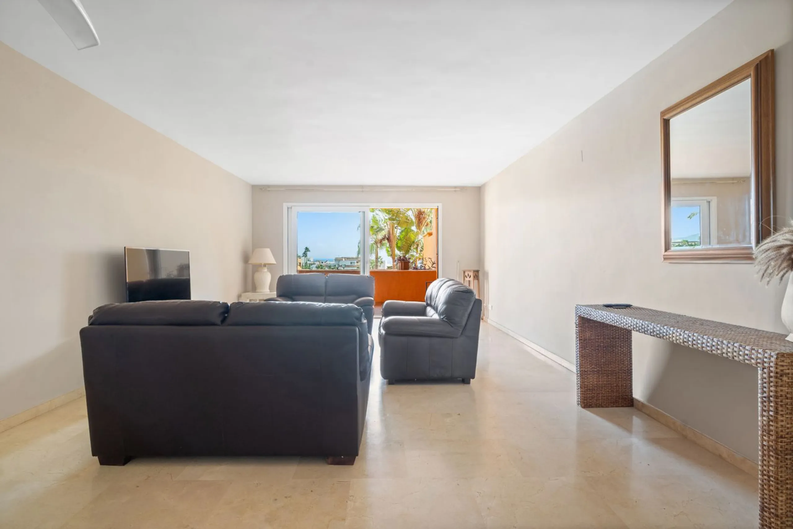 Apartment - Middle Floor Apartment в продаже в Manilva, Málaga. В доме 3 спален и 2 ванных комнат. Площадь дома 110 м²