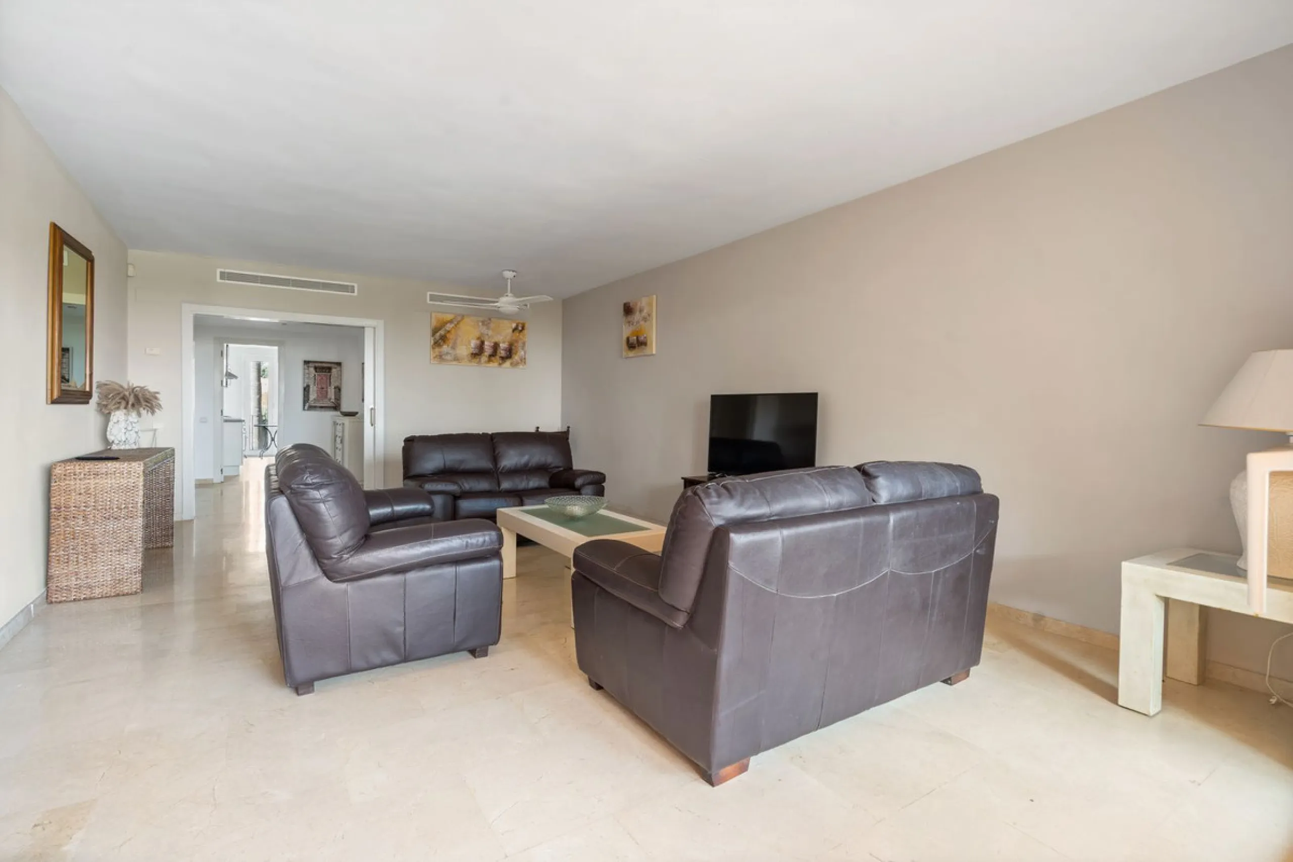 Apartment - Middle Floor Apartment в продаже в Manilva, Málaga. В доме 3 спален и 2 ванных комнат. Площадь дома 110 м²