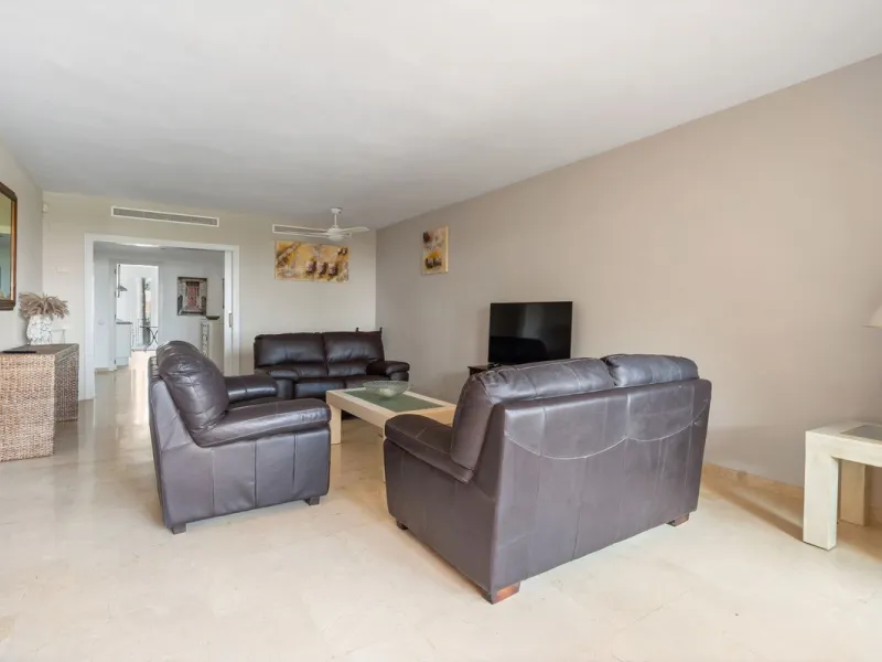 Apartment - Middle Floor Apartment в продаже в Manilva, Málaga. В доме 3 спален и 2 ванных комнат. Площадь дома 110 м²