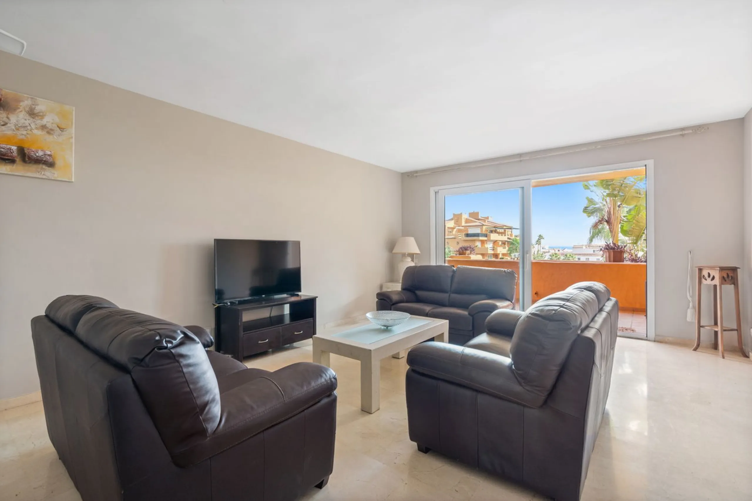 Apartment - Middle Floor Apartment в продаже в Manilva, Málaga. В доме 3 спален и 2 ванных комнат. Площадь дома 110 м²