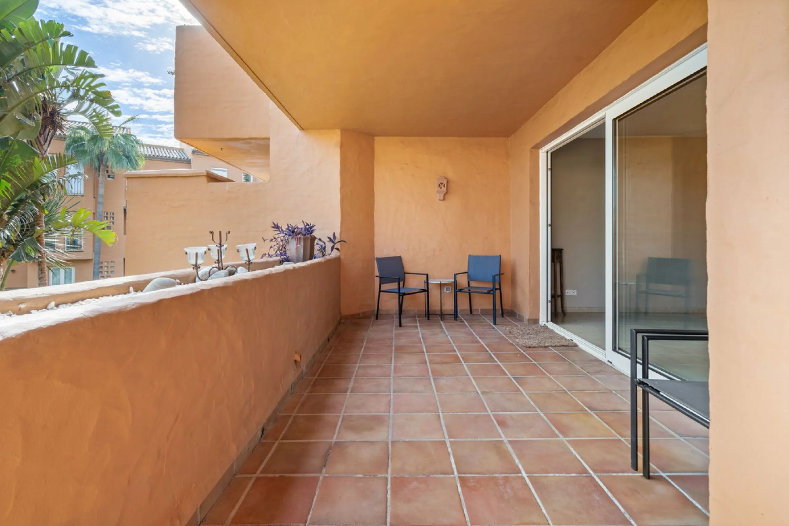 Apartment - Middle Floor Apartment в продаже в Manilva, Málaga. В доме 3 спален и 2 ванных комнат. Площадь дома 110 м²