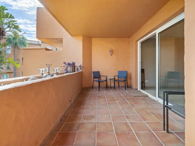 Apartment - Middle Floor Apartment в продаже в Manilva, Málaga. В доме 3 спален и 2 ванных комнат. Площадь дома 110 м²