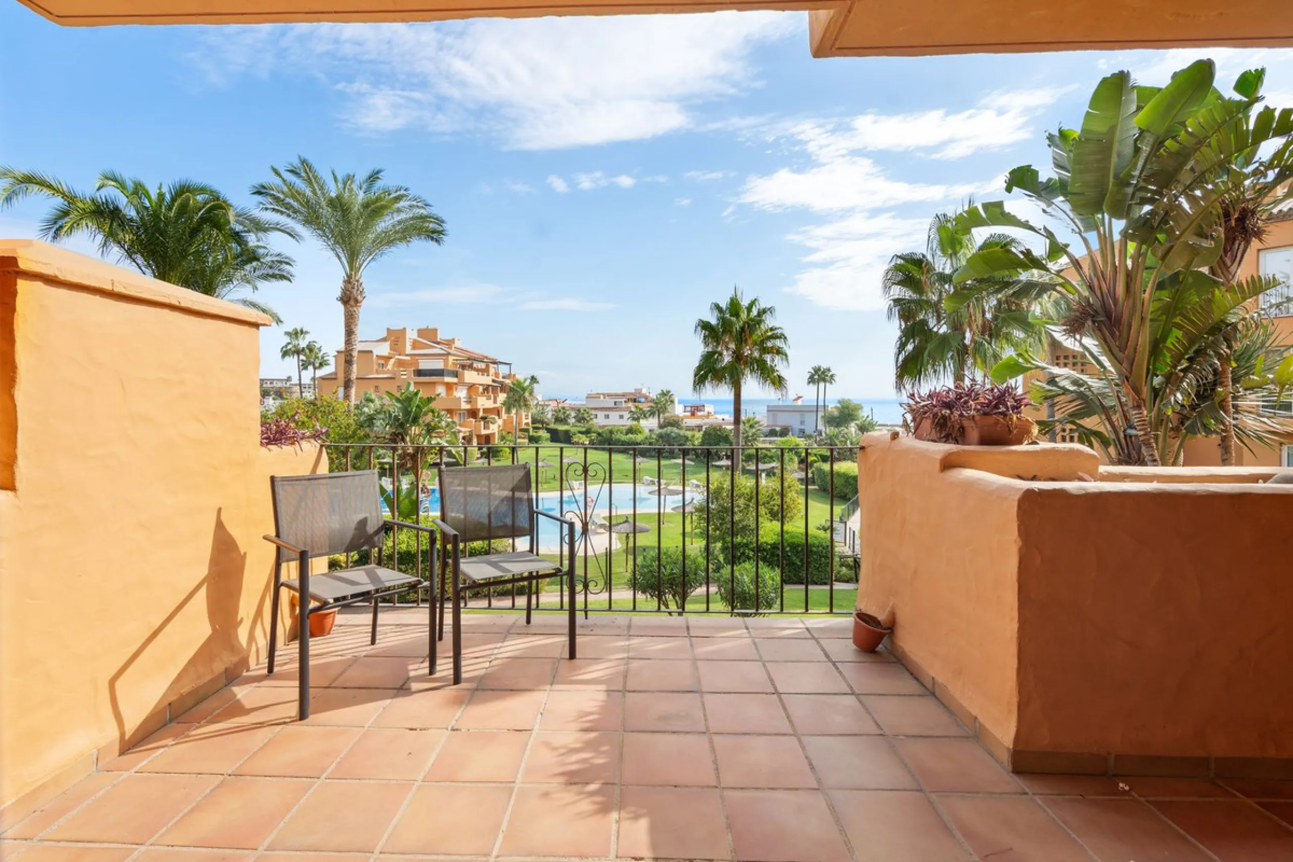 Apartment - Middle Floor Apartment в продаже в Manilva, Málaga. В доме 3 спален и 2 ванных комнат. Площадь дома 110 м²