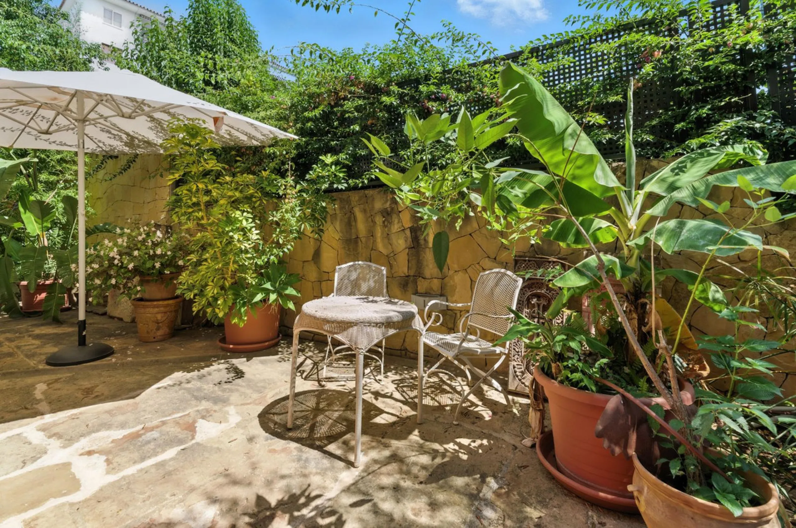 Discover the timeless charm of Andalusian architecture combined with modern luxury in this exceptional villa, ideally situated in the heart of Marbella Centro. Just a short walk from the historic Old Town and the beach, this magnificent single-family resi