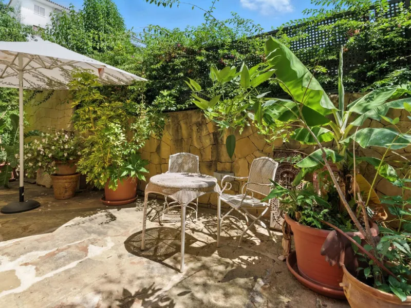 Discover the timeless charm of Andalusian architecture combined with modern luxury in this exceptional villa, ideally situated in the heart of Marbella Centro. Just a short walk from the historic Old Town and the beach, this magnificent single-family resi