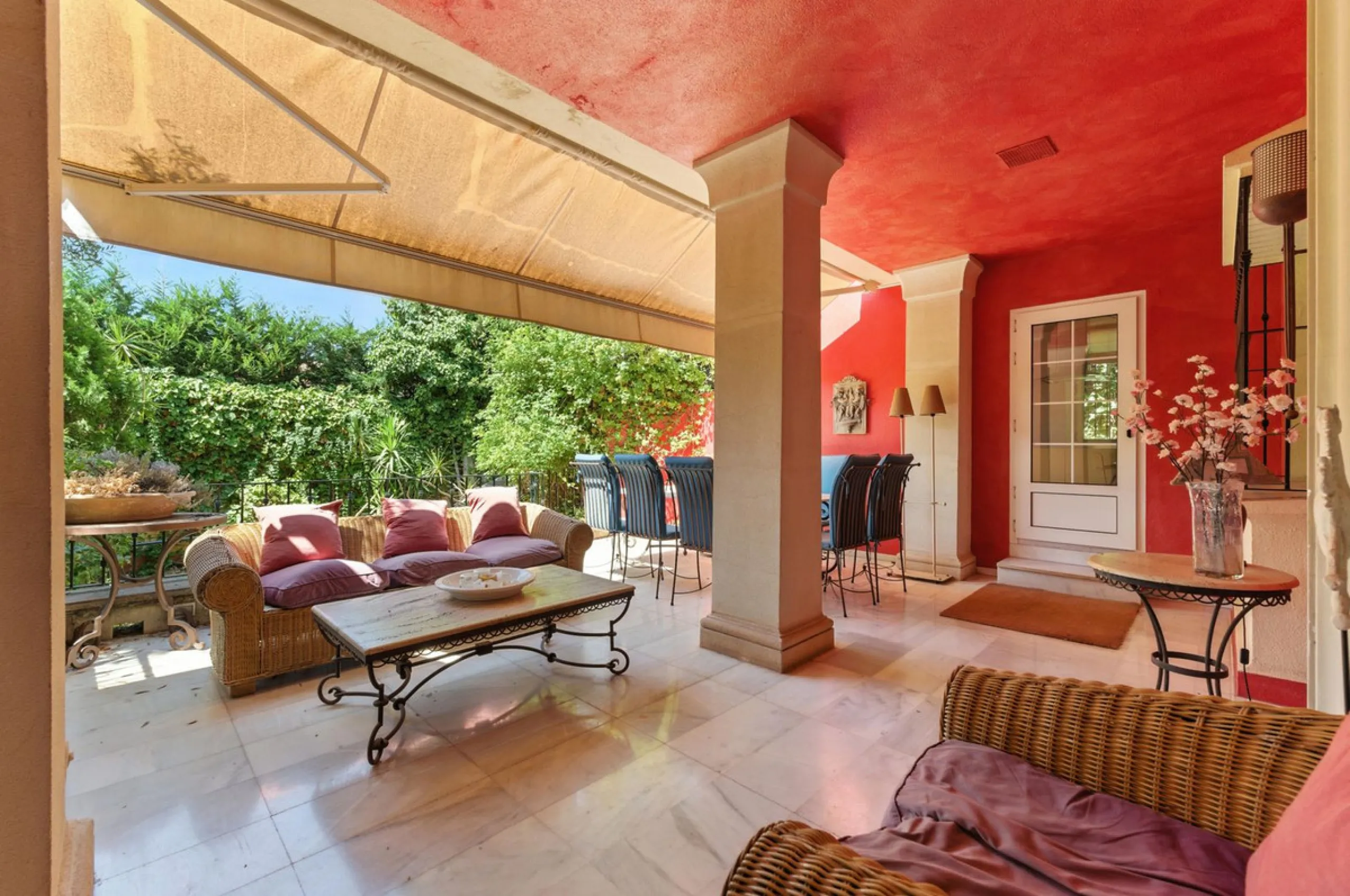 Discover the timeless charm of Andalusian architecture combined with modern luxury in this exceptional villa, ideally situated in the heart of Marbella Centro. Just a short walk from the historic Old Town and the beach, this magnificent single-family resi