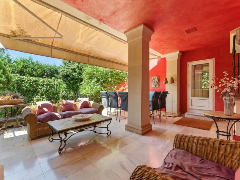 Discover the timeless charm of Andalusian architecture combined with modern luxury in this exceptional villa, ideally situated in the heart of Marbella Centro. Just a short walk from the historic Old Town and the beach, this magnificent single-family resi
