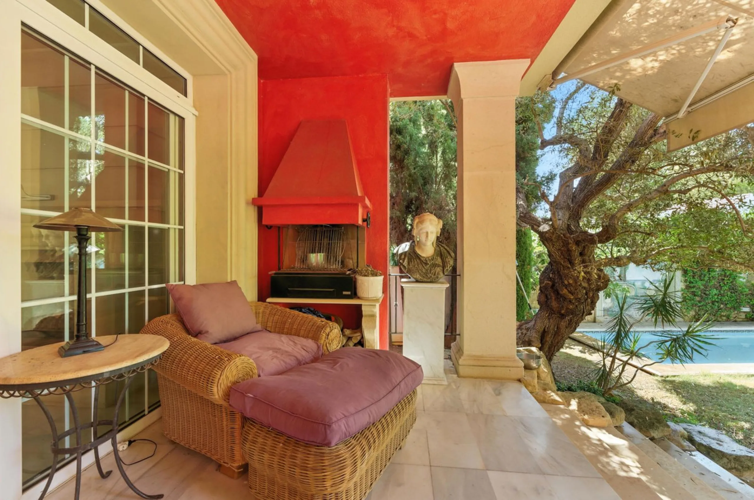 Discover the timeless charm of Andalusian architecture combined with modern luxury in this exceptional villa, ideally situated in the heart of Marbella Centro. Just a short walk from the historic Old Town and the beach, this magnificent single-family resi