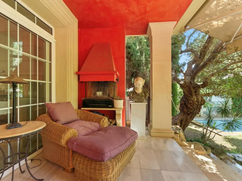 Discover the timeless charm of Andalusian architecture combined with modern luxury in this exceptional villa, ideally situated in the heart of Marbella Centro. Just a short walk from the historic Old Town and the beach, this magnificent single-family resi