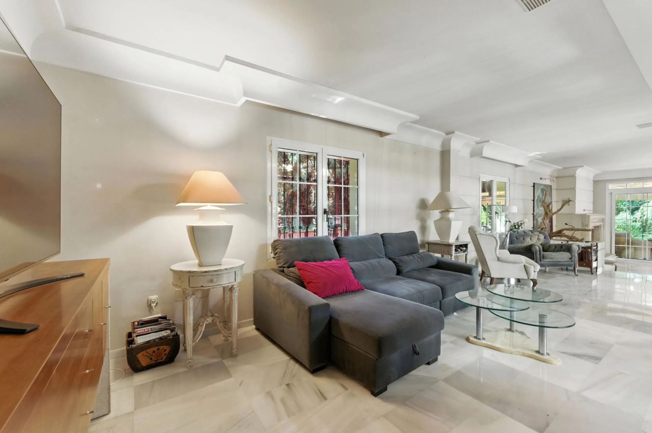 Discover the timeless charm of Andalusian architecture combined with modern luxury in this exceptional villa, ideally situated in the heart of Marbella Centro. Just a short walk from the historic Old Town and the beach, this magnificent single-family resi