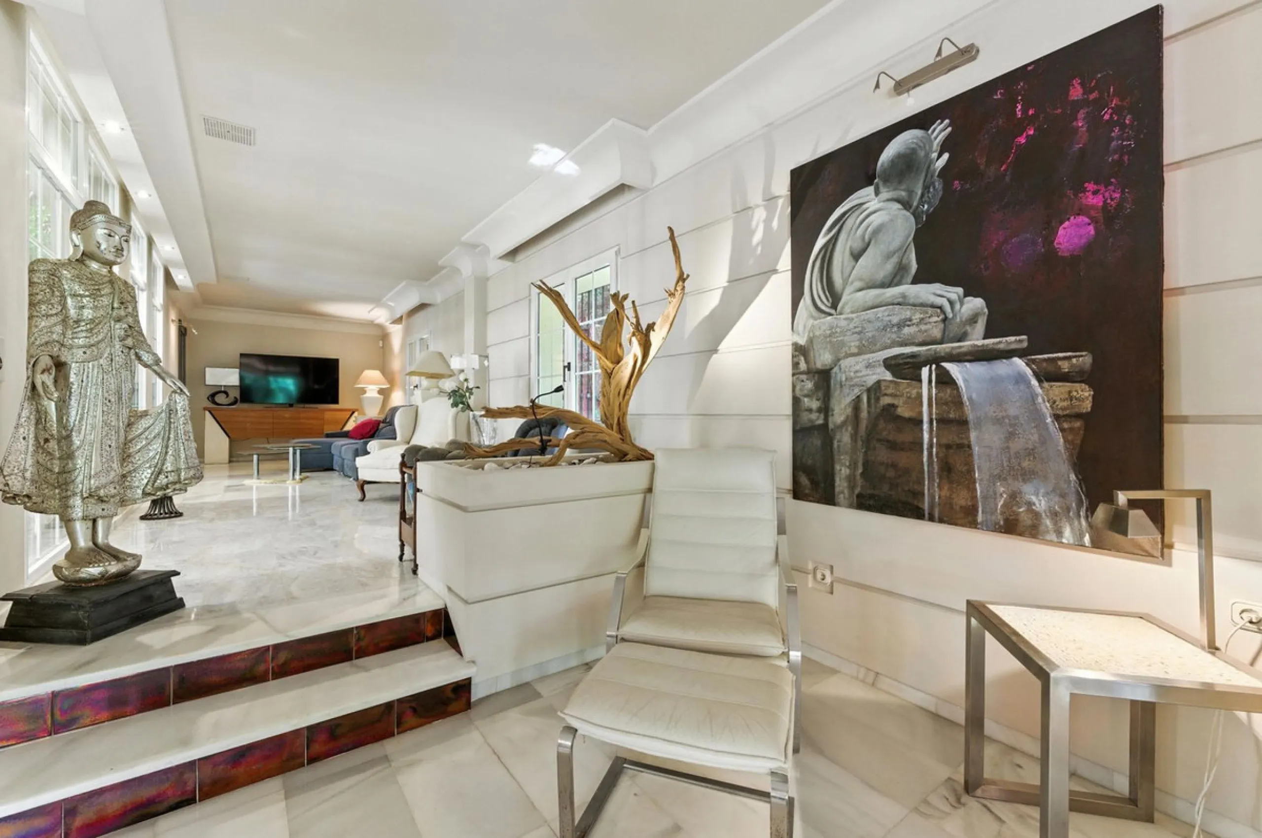 Discover the timeless charm of Andalusian architecture combined with modern luxury in this exceptional villa, ideally situated in the heart of Marbella Centro. Just a short walk from the historic Old Town and the beach, this magnificent single-family resi