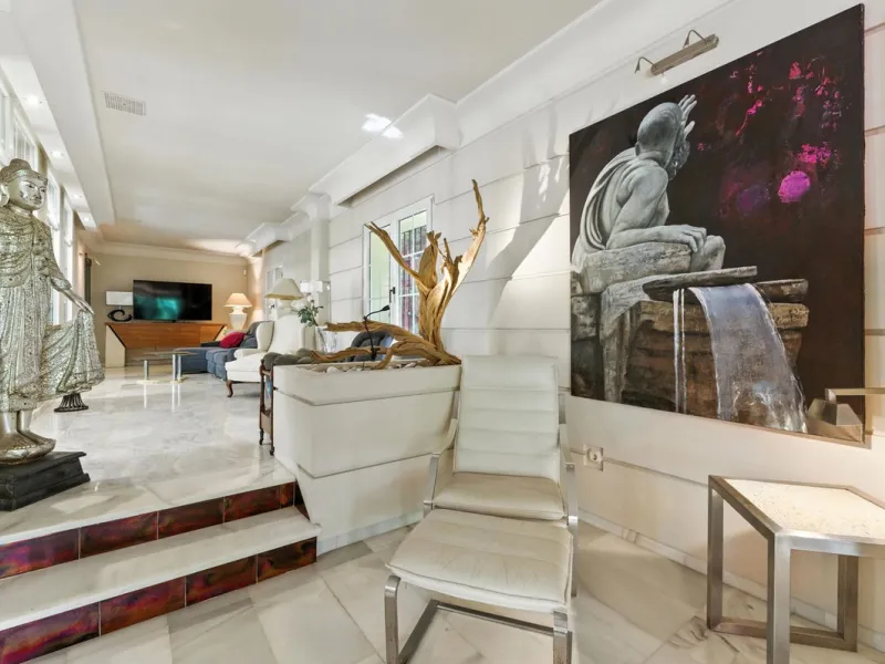 Discover the timeless charm of Andalusian architecture combined with modern luxury in this exceptional villa, ideally situated in the heart of Marbella Centro. Just a short walk from the historic Old Town and the beach, this magnificent single-family resi