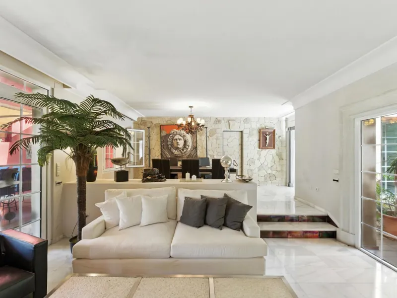 Discover the timeless charm of Andalusian architecture combined with modern luxury in this exceptional villa, ideally situated in the heart of Marbella Centro. Just a short walk from the historic Old Town and the beach, this magnificent single-family resi