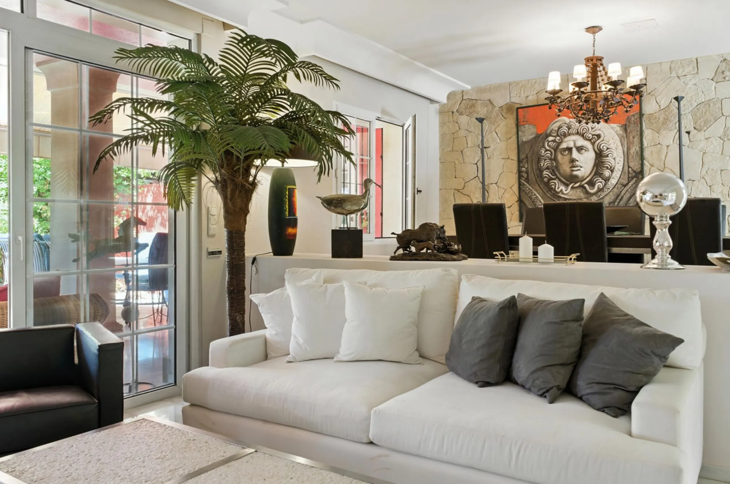 Discover the timeless charm of Andalusian architecture combined with modern luxury in this exceptional villa, ideally situated in the heart of Marbella Centro. Just a short walk from the historic Old Town and the beach, this magnificent single-family resi