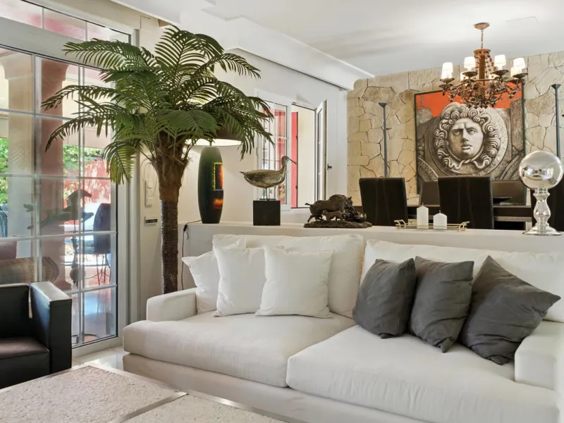 Discover the timeless charm of Andalusian architecture combined with modern luxury in this exceptional villa, ideally situated in the heart of Marbella Centro. Just a short walk from the historic Old Town and the beach, this magnificent single-family resi