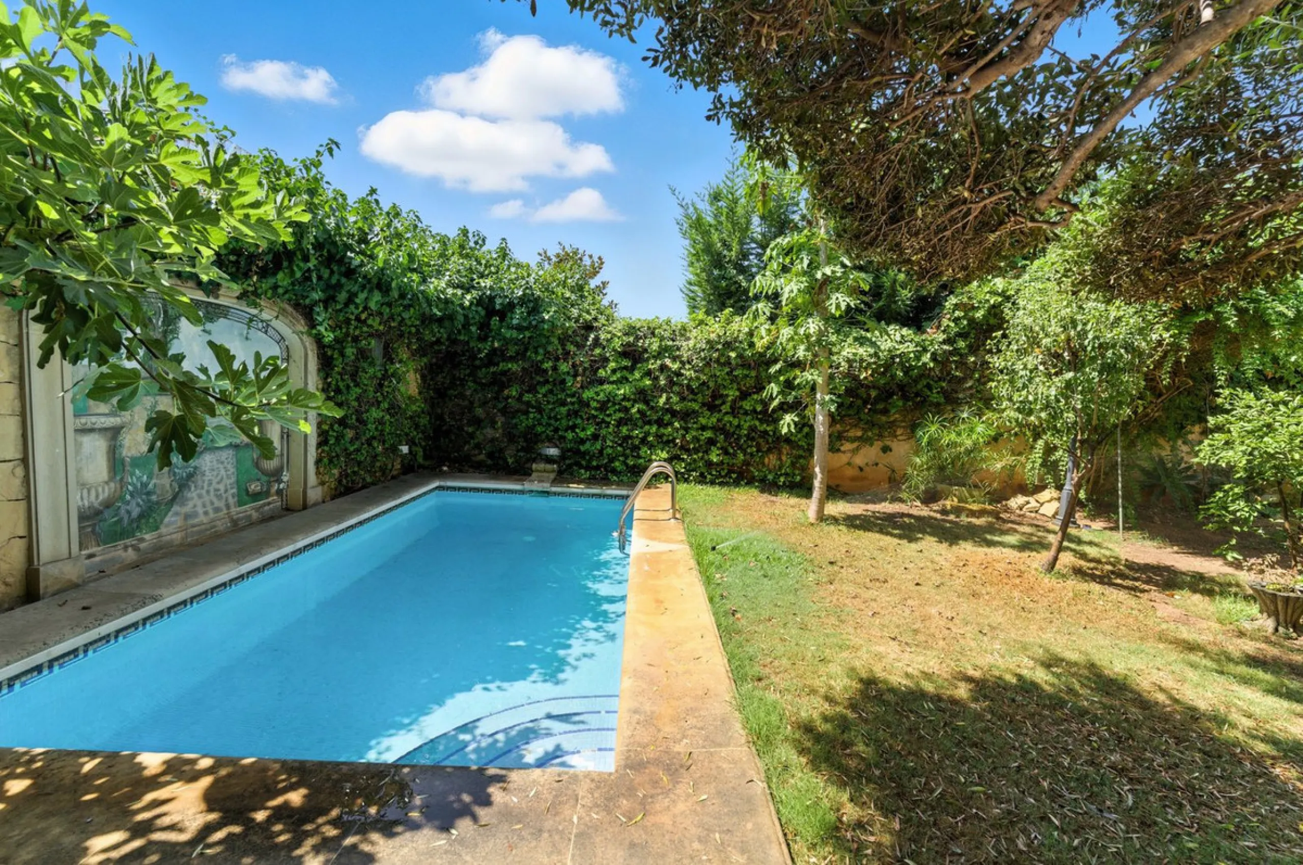 Discover the timeless charm of Andalusian architecture combined with modern luxury in this exceptional villa, ideally situated in the heart of Marbella Centro. Just a short walk from the historic Old Town and the beach, this magnificent single-family resi