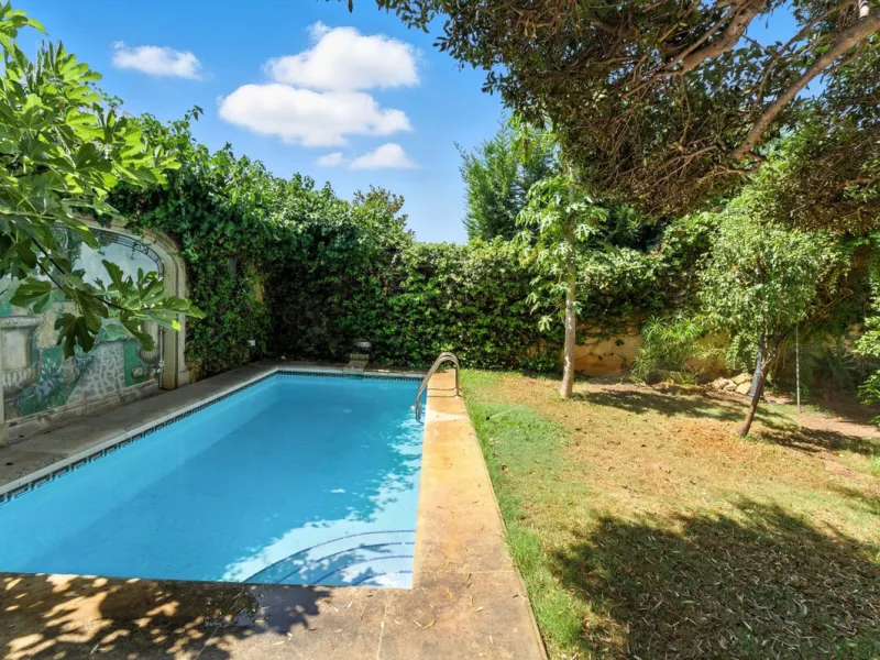 Discover the timeless charm of Andalusian architecture combined with modern luxury in this exceptional villa, ideally situated in the heart of Marbella Centro. Just a short walk from the historic Old Town and the beach, this magnificent single-family resi
