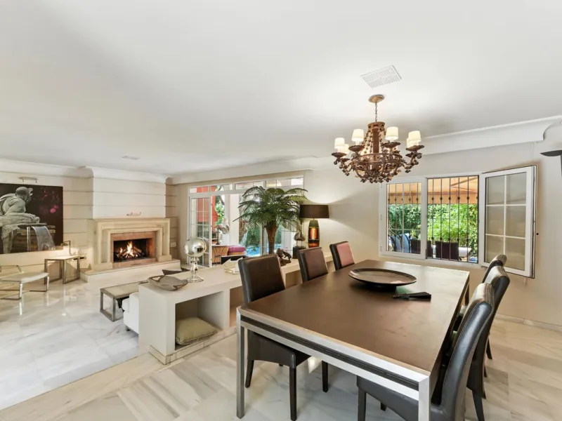 Discover the timeless charm of Andalusian architecture combined with modern luxury in this exceptional villa, ideally situated in the heart of Marbella Centro. Just a short walk from the historic Old Town and the beach, this magnificent single-family resi