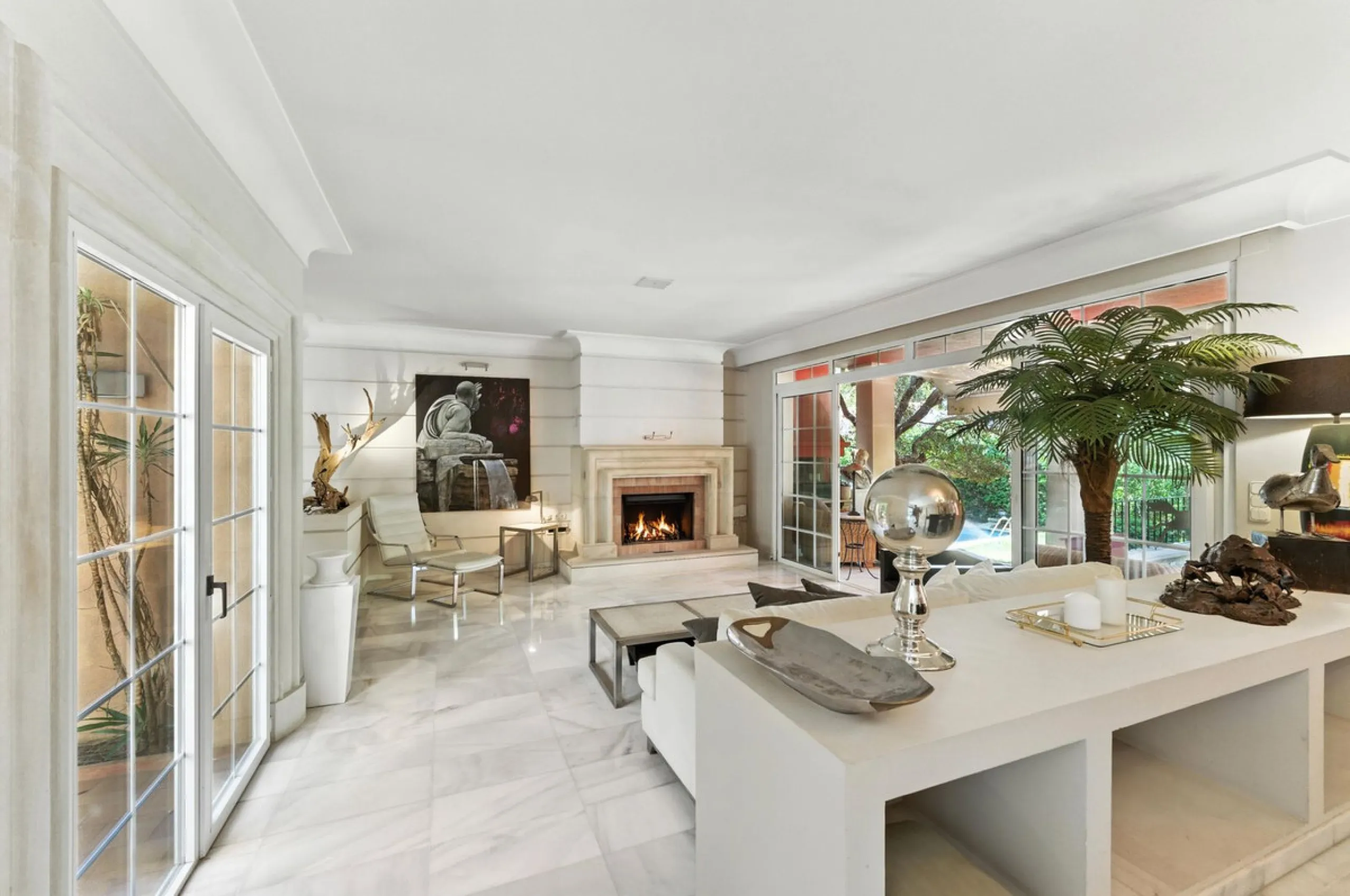 Discover the timeless charm of Andalusian architecture combined with modern luxury in this exceptional villa, ideally situated in the heart of Marbella Centro. Just a short walk from the historic Old Town and the beach, this magnificent single-family resi