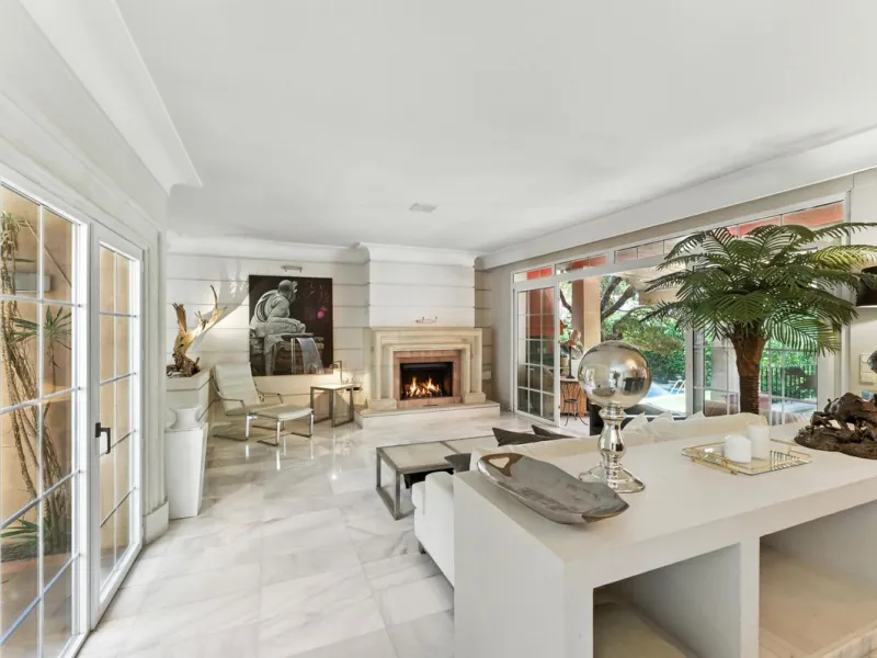 Discover the timeless charm of Andalusian architecture combined with modern luxury in this exceptional villa, ideally situated in the heart of Marbella Centro. Just a short walk from the historic Old Town and the beach, this magnificent single-family resi