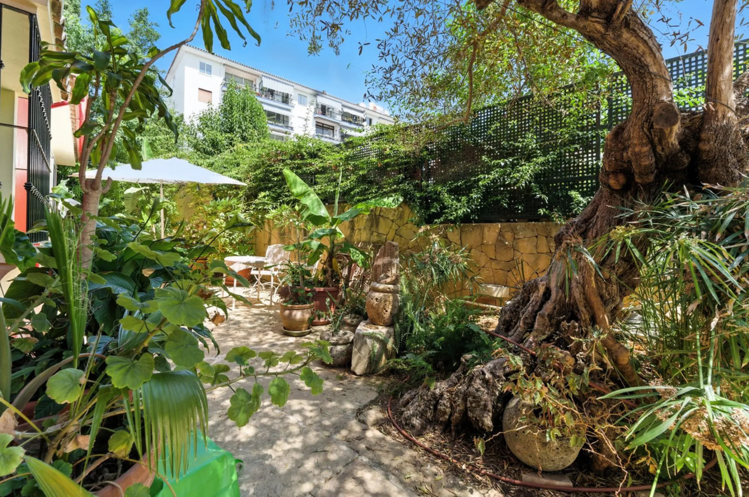 Discover the timeless charm of Andalusian architecture combined with modern luxury in this exceptional villa, ideally situated in the heart of Marbella Centro. Just a short walk from the historic Old Town and the beach, this magnificent single-family resi