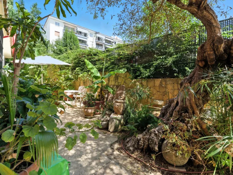 Discover the timeless charm of Andalusian architecture combined with modern luxury in this exceptional villa, ideally situated in the heart of Marbella Centro. Just a short walk from the historic Old Town and the beach, this magnificent single-family resi