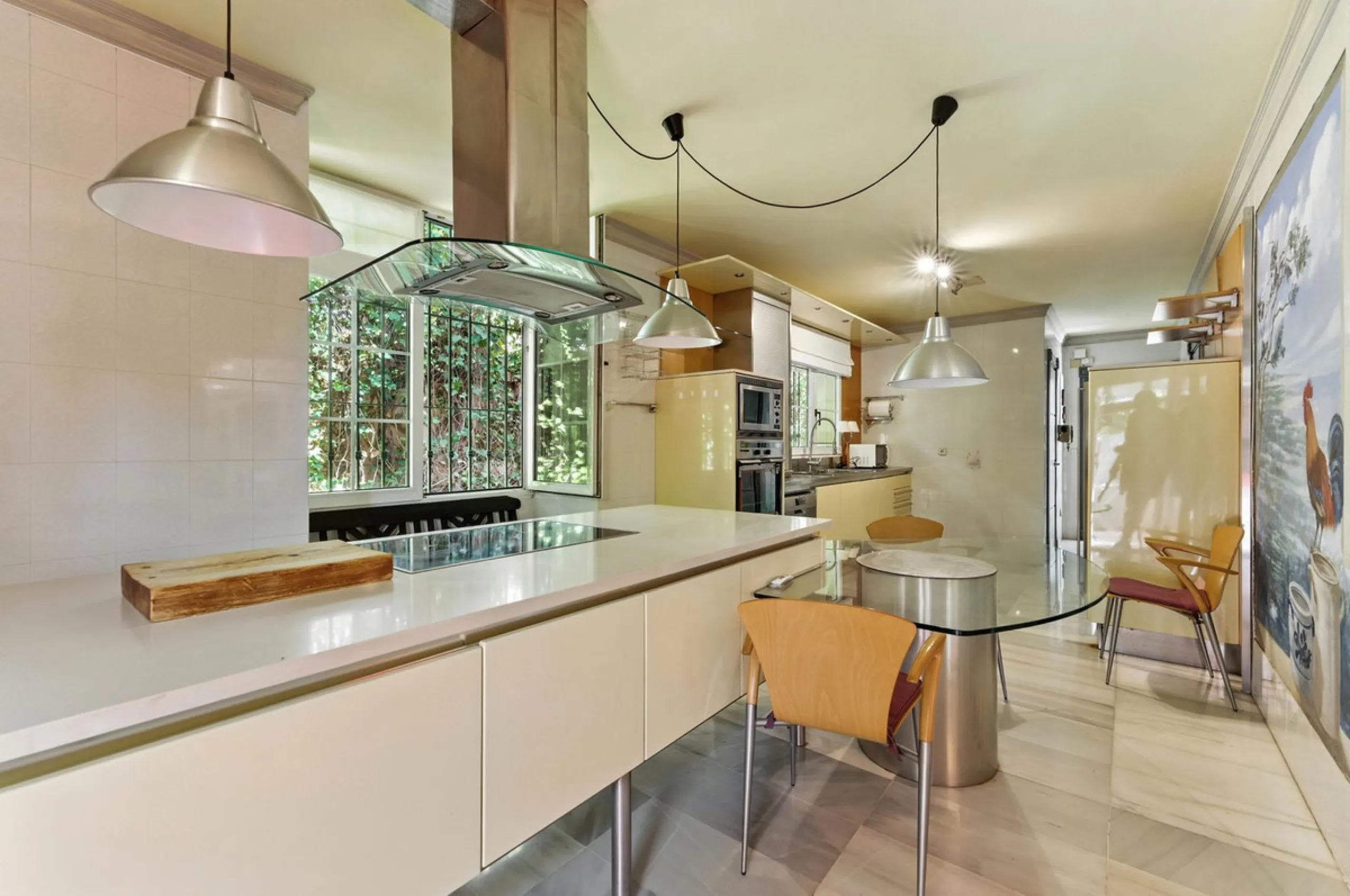 Discover the timeless charm of Andalusian architecture combined with modern luxury in this exceptional villa, ideally situated in the heart of Marbella Centro. Just a short walk from the historic Old Town and the beach, this magnificent single-family resi