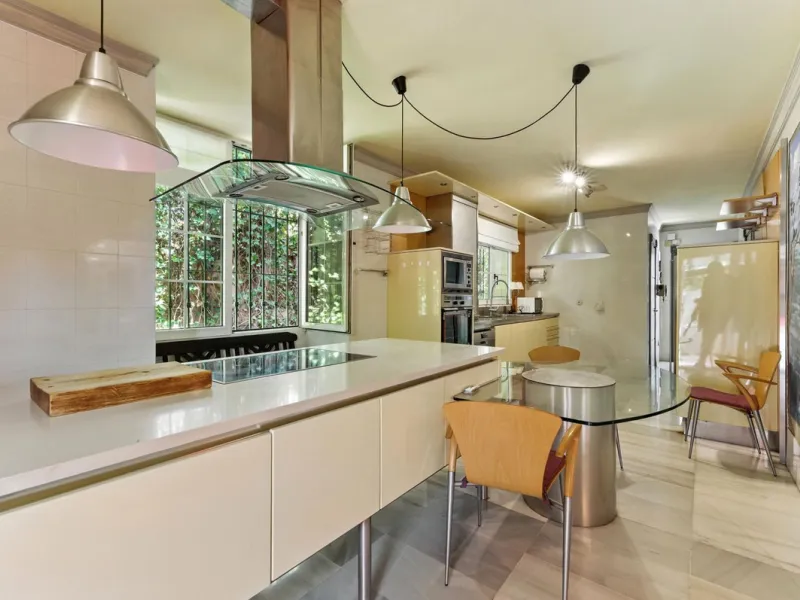 Discover the timeless charm of Andalusian architecture combined with modern luxury in this exceptional villa, ideally situated in the heart of Marbella Centro. Just a short walk from the historic Old Town and the beach, this magnificent single-family resi