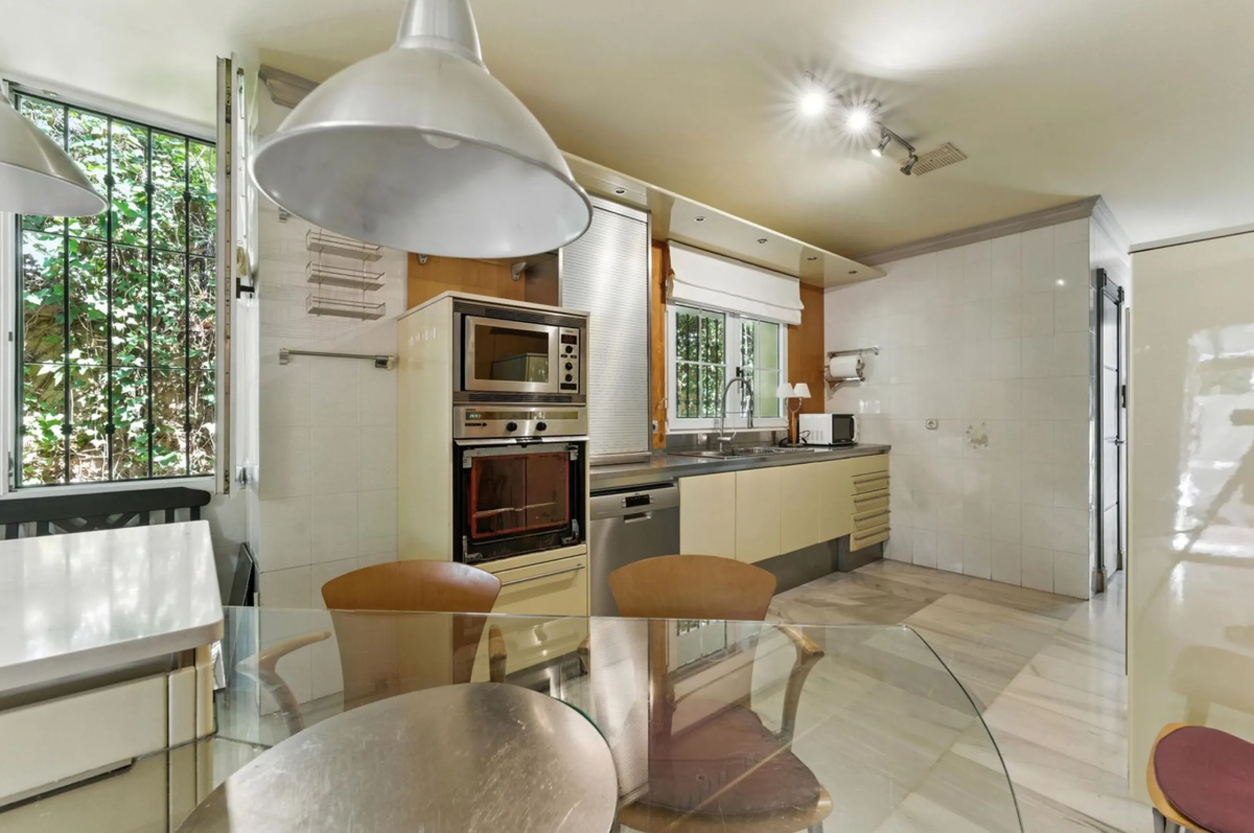 Discover the timeless charm of Andalusian architecture combined with modern luxury in this exceptional villa, ideally situated in the heart of Marbella Centro. Just a short walk from the historic Old Town and the beach, this magnificent single-family resi