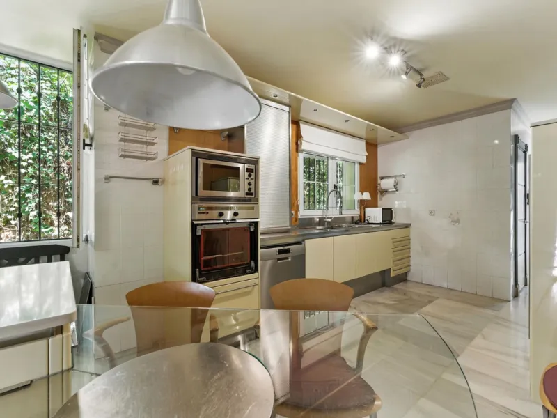 Discover the timeless charm of Andalusian architecture combined with modern luxury in this exceptional villa, ideally situated in the heart of Marbella Centro. Just a short walk from the historic Old Town and the beach, this magnificent single-family resi