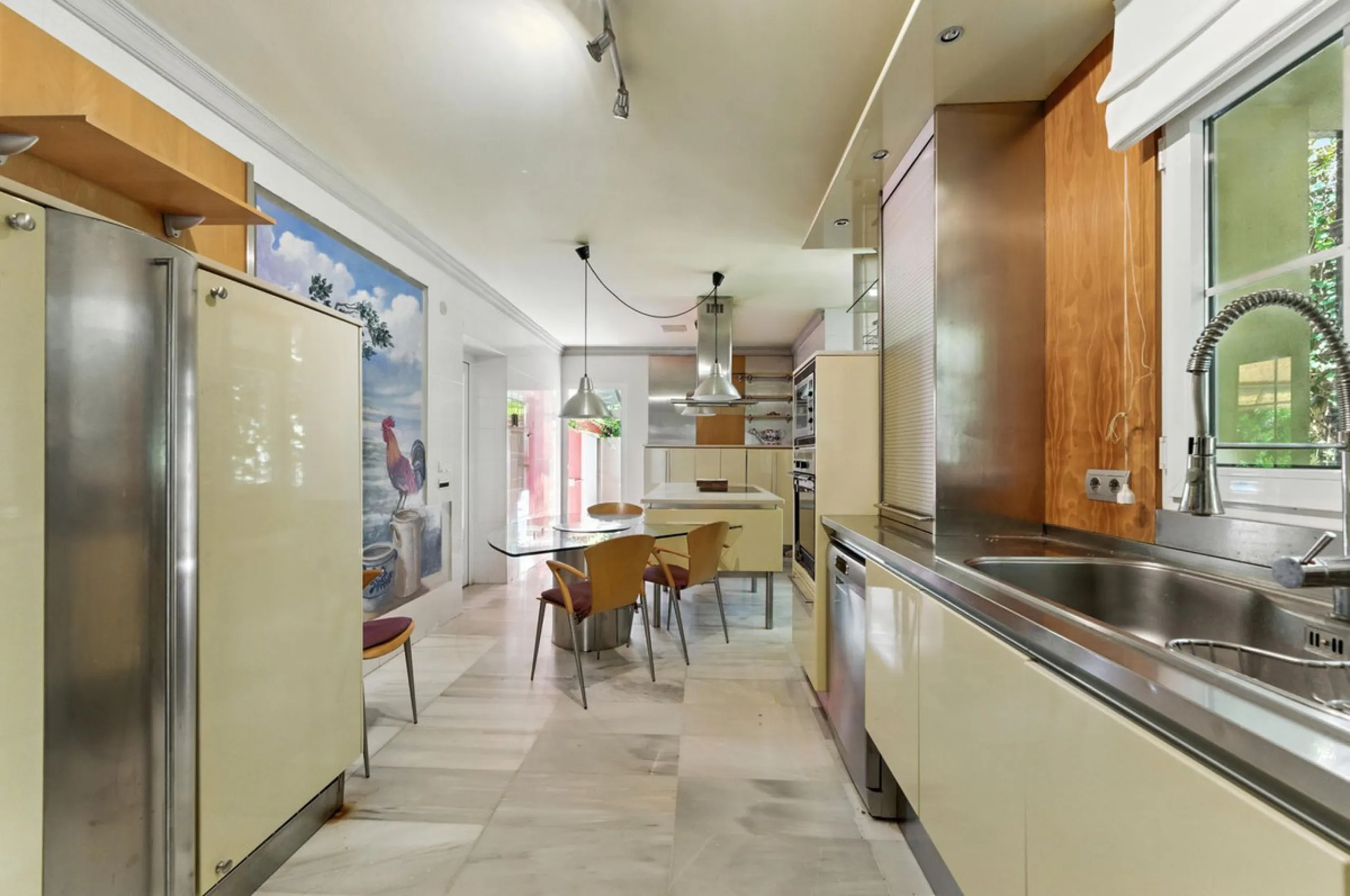 Discover the timeless charm of Andalusian architecture combined with modern luxury in this exceptional villa, ideally situated in the heart of Marbella Centro. Just a short walk from the historic Old Town and the beach, this magnificent single-family resi