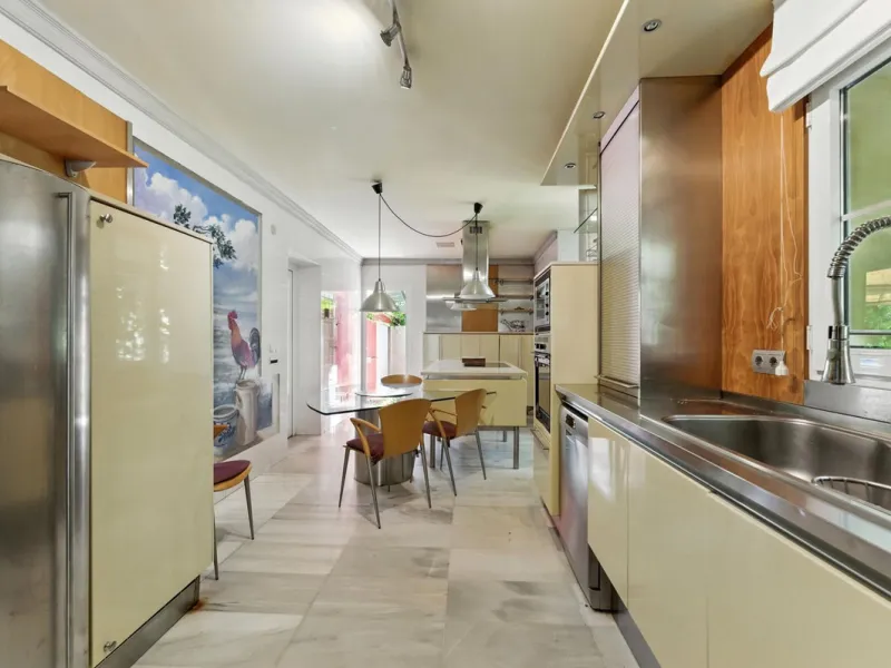 Discover the timeless charm of Andalusian architecture combined with modern luxury in this exceptional villa, ideally situated in the heart of Marbella Centro. Just a short walk from the historic Old Town and the beach, this magnificent single-family resi