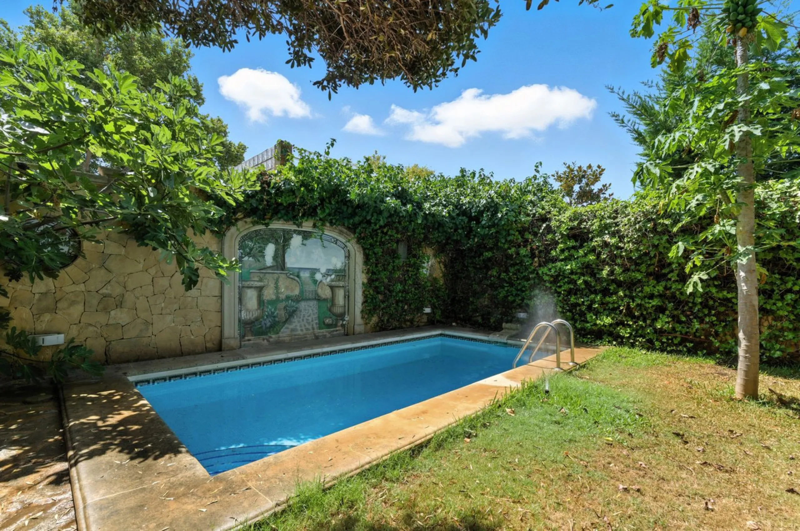 Discover the timeless charm of Andalusian architecture combined with modern luxury in this exceptional villa, ideally situated in the heart of Marbella Centro. Just a short walk from the historic Old Town and the beach, this magnificent single-family resi