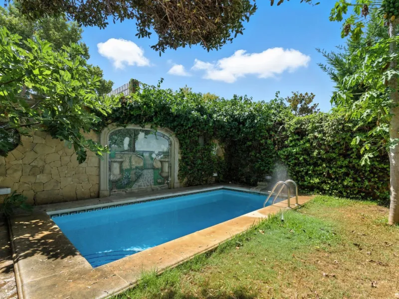 Discover the timeless charm of Andalusian architecture combined with modern luxury in this exceptional villa, ideally situated in the heart of Marbella Centro. Just a short walk from the historic Old Town and the beach, this magnificent single-family resi