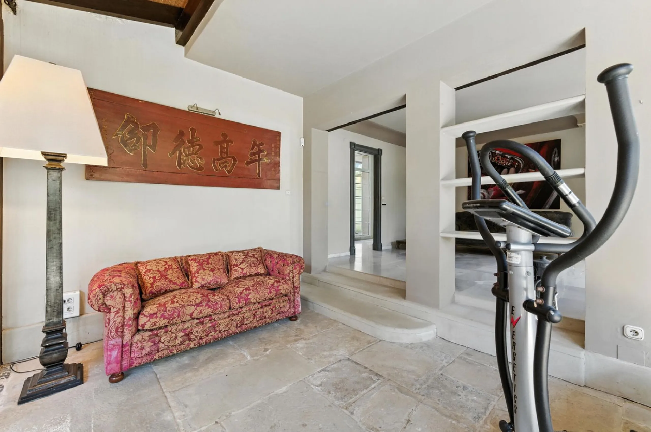 Discover the timeless charm of Andalusian architecture combined with modern luxury in this exceptional villa, ideally situated in the heart of Marbella Centro. Just a short walk from the historic Old Town and the beach, this magnificent single-family resi