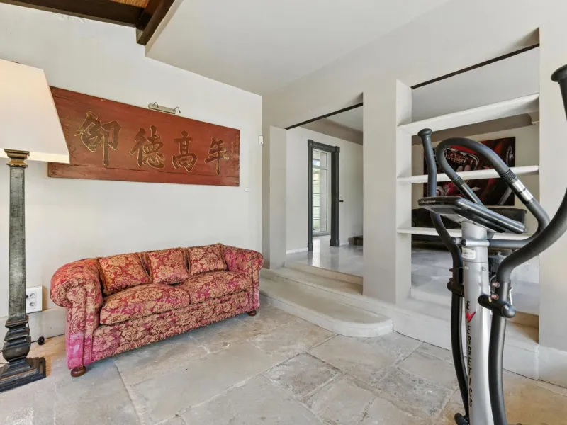 Discover the timeless charm of Andalusian architecture combined with modern luxury in this exceptional villa, ideally situated in the heart of Marbella Centro. Just a short walk from the historic Old Town and the beach, this magnificent single-family resi