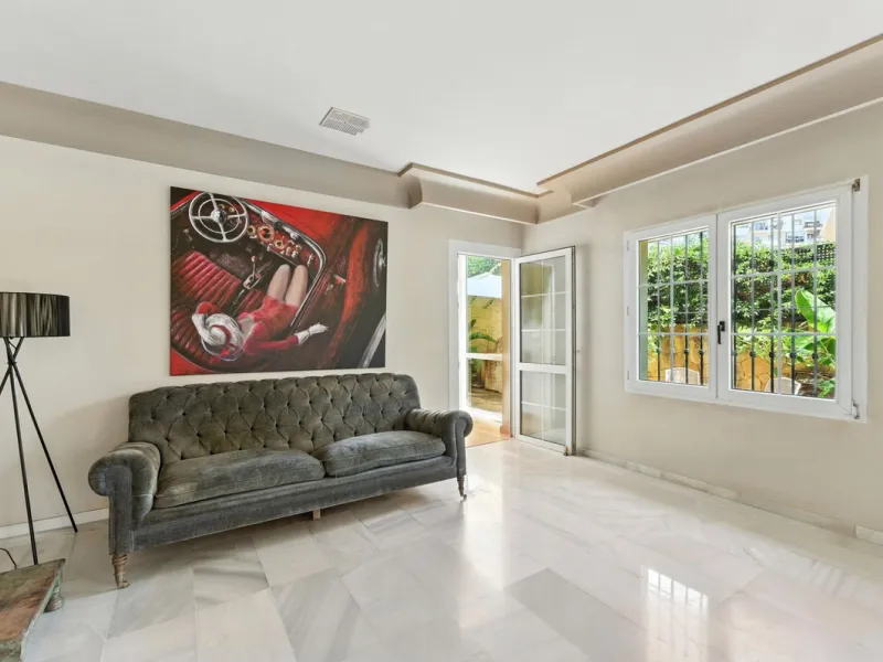 Discover the timeless charm of Andalusian architecture combined with modern luxury in this exceptional villa, ideally situated in the heart of Marbella Centro. Just a short walk from the historic Old Town and the beach, this magnificent single-family resi