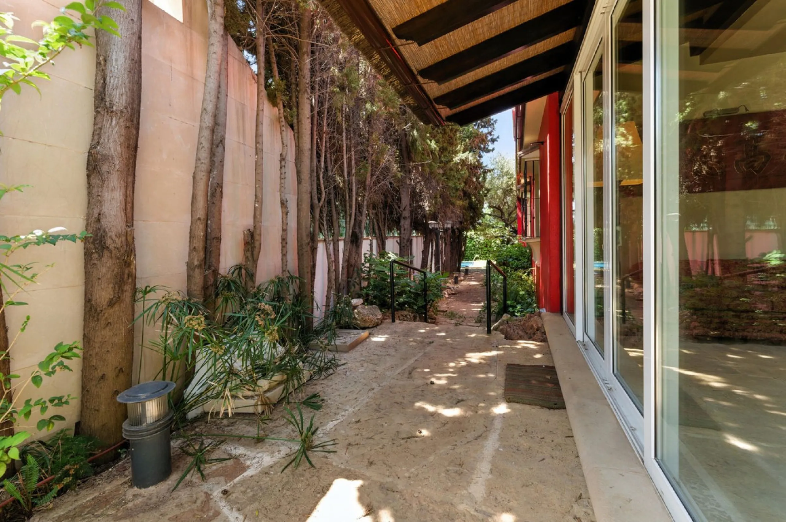 Discover the timeless charm of Andalusian architecture combined with modern luxury in this exceptional villa, ideally situated in the heart of Marbella Centro. Just a short walk from the historic Old Town and the beach, this magnificent single-family resi