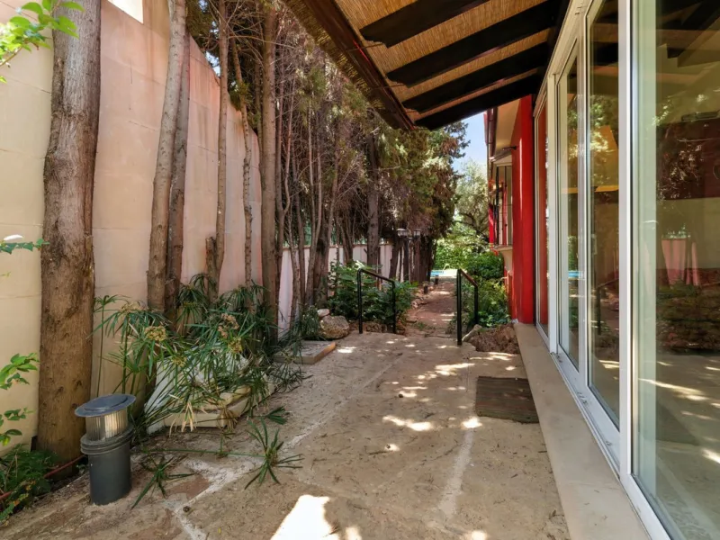 Discover the timeless charm of Andalusian architecture combined with modern luxury in this exceptional villa, ideally situated in the heart of Marbella Centro. Just a short walk from the historic Old Town and the beach, this magnificent single-family resi
