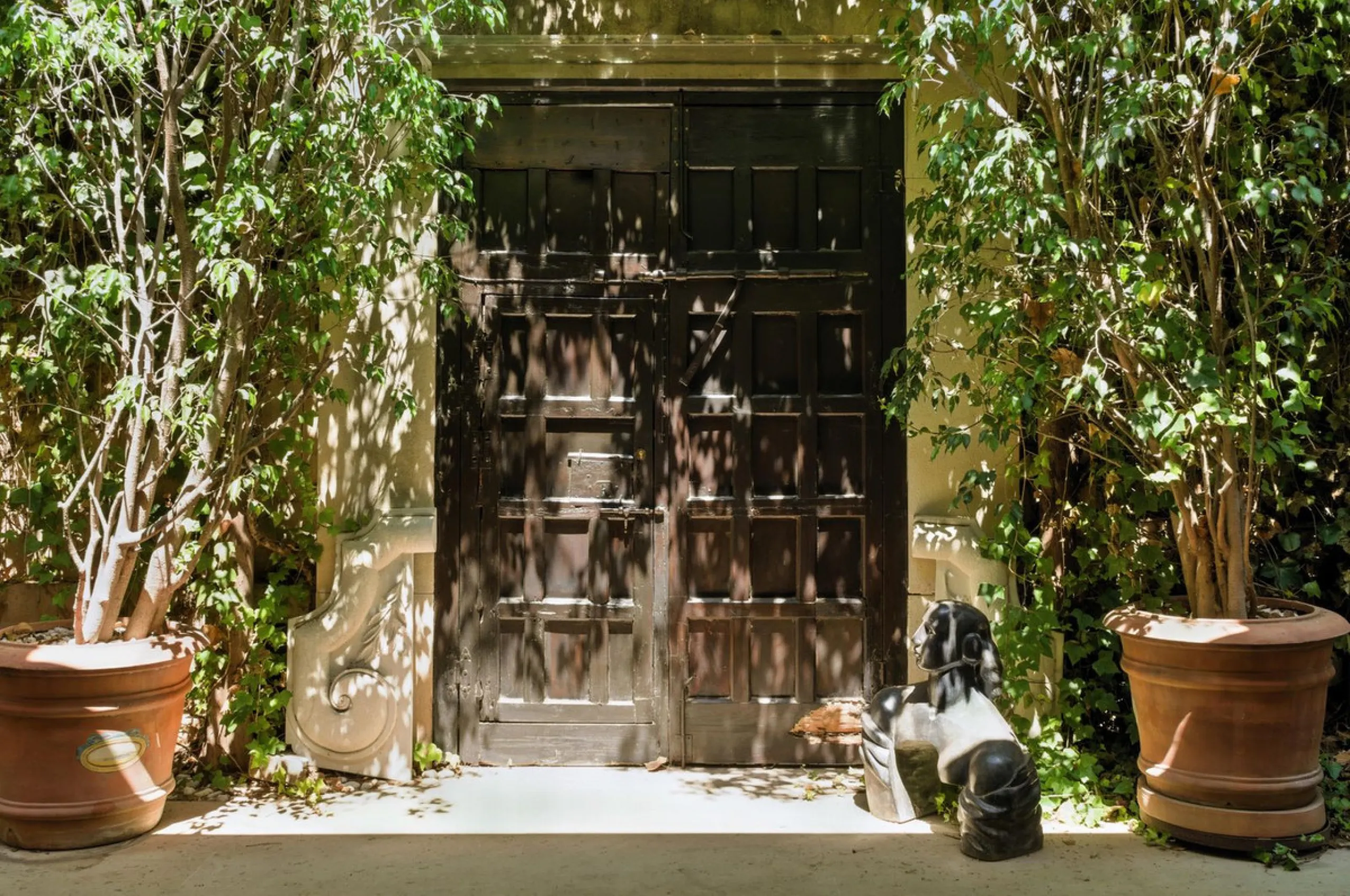 Discover the timeless charm of Andalusian architecture combined with modern luxury in this exceptional villa, ideally situated in the heart of Marbella Centro. Just a short walk from the historic Old Town and the beach, this magnificent single-family resi