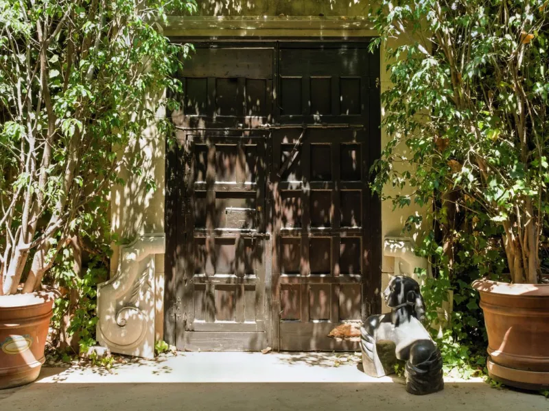 Discover the timeless charm of Andalusian architecture combined with modern luxury in this exceptional villa, ideally situated in the heart of Marbella Centro. Just a short walk from the historic Old Town and the beach, this magnificent single-family resi
