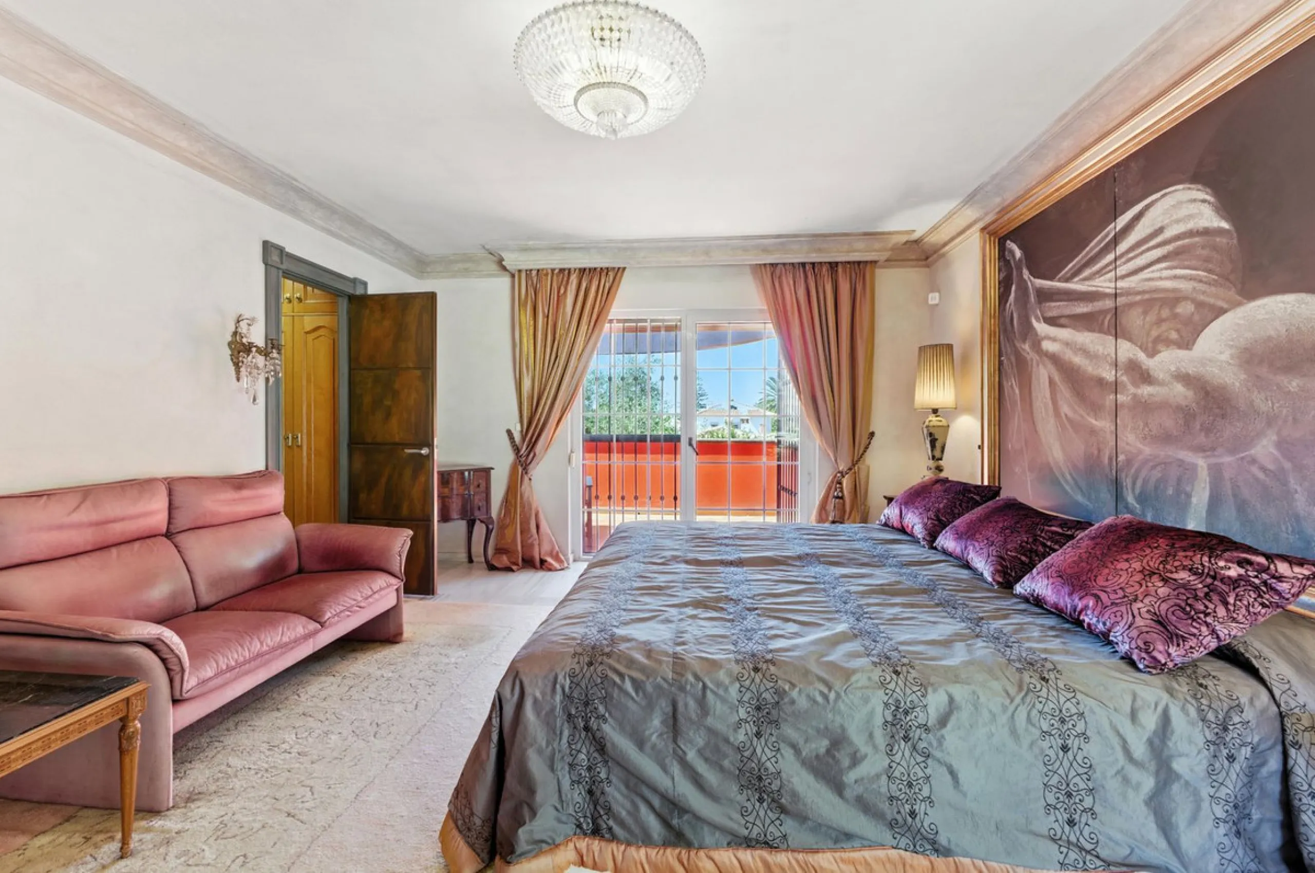 Discover the timeless charm of Andalusian architecture combined with modern luxury in this exceptional villa, ideally situated in the heart of Marbella Centro. Just a short walk from the historic Old Town and the beach, this magnificent single-family resi