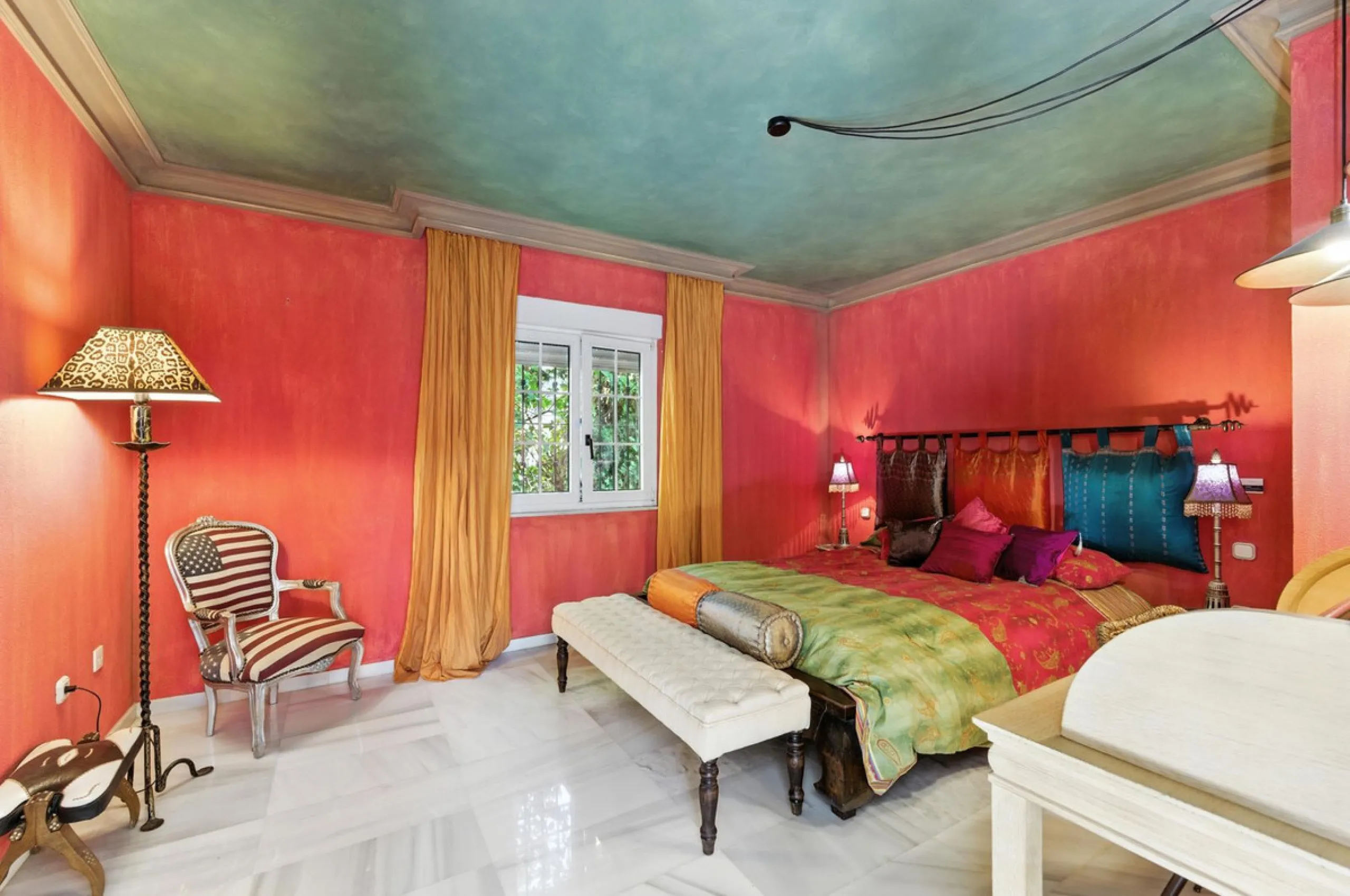 Discover the timeless charm of Andalusian architecture combined with modern luxury in this exceptional villa, ideally situated in the heart of Marbella Centro. Just a short walk from the historic Old Town and the beach, this magnificent single-family resi