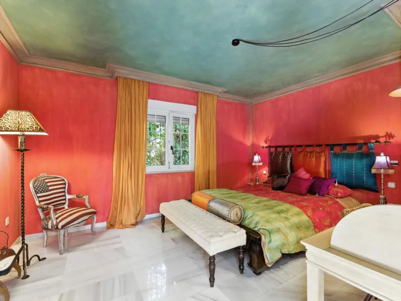 Discover the timeless charm of Andalusian architecture combined with modern luxury in this exceptional villa, ideally situated in the heart of Marbella Centro. Just a short walk from the historic Old Town and the beach, this magnificent single-family resi