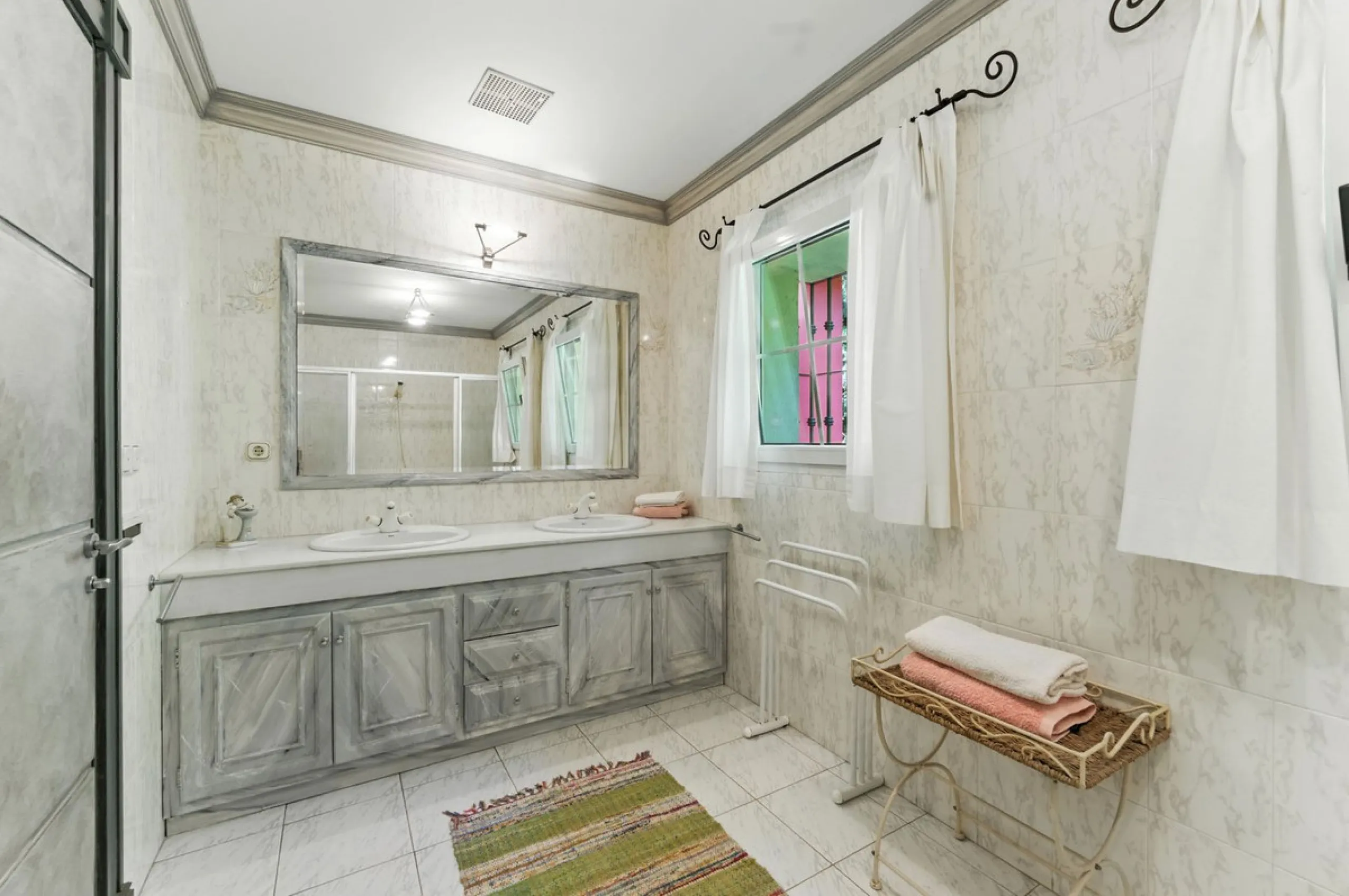 Discover the timeless charm of Andalusian architecture combined with modern luxury in this exceptional villa, ideally situated in the heart of Marbella Centro. Just a short walk from the historic Old Town and the beach, this magnificent single-family resi