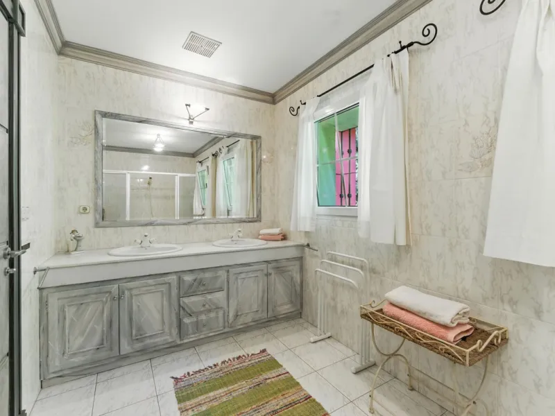 Discover the timeless charm of Andalusian architecture combined with modern luxury in this exceptional villa, ideally situated in the heart of Marbella Centro. Just a short walk from the historic Old Town and the beach, this magnificent single-family resi