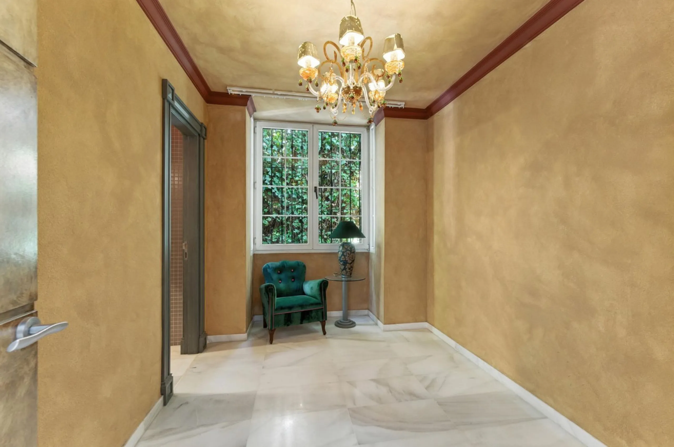 Discover the timeless charm of Andalusian architecture combined with modern luxury in this exceptional villa, ideally situated in the heart of Marbella Centro. Just a short walk from the historic Old Town and the beach, this magnificent single-family resi