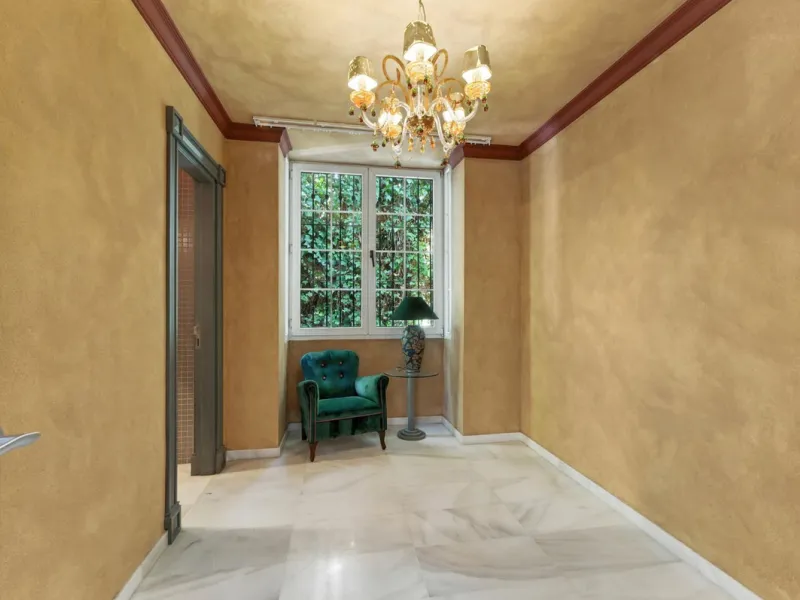Discover the timeless charm of Andalusian architecture combined with modern luxury in this exceptional villa, ideally situated in the heart of Marbella Centro. Just a short walk from the historic Old Town and the beach, this magnificent single-family resi