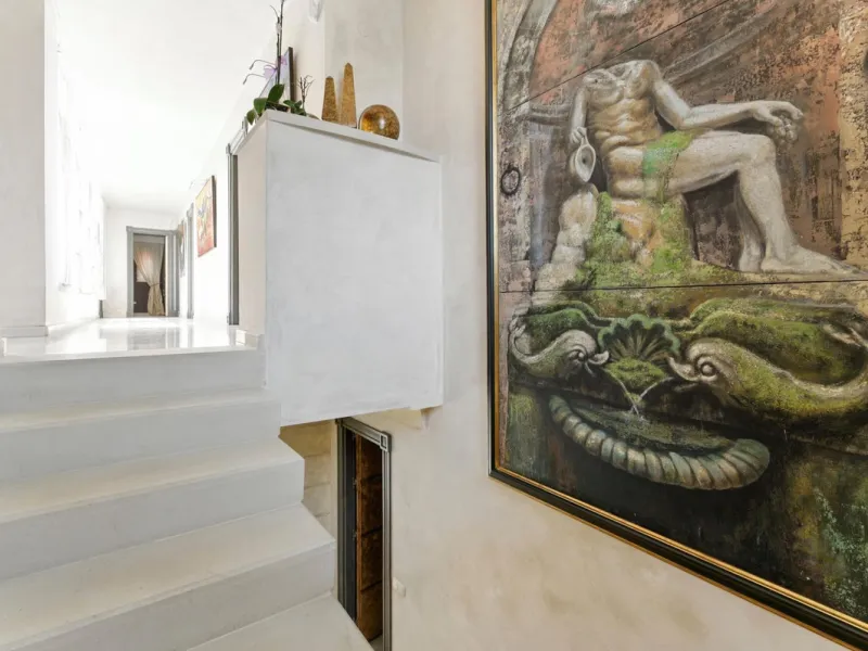 Discover the timeless charm of Andalusian architecture combined with modern luxury in this exceptional villa, ideally situated in the heart of Marbella Centro. Just a short walk from the historic Old Town and the beach, this magnificent single-family resi