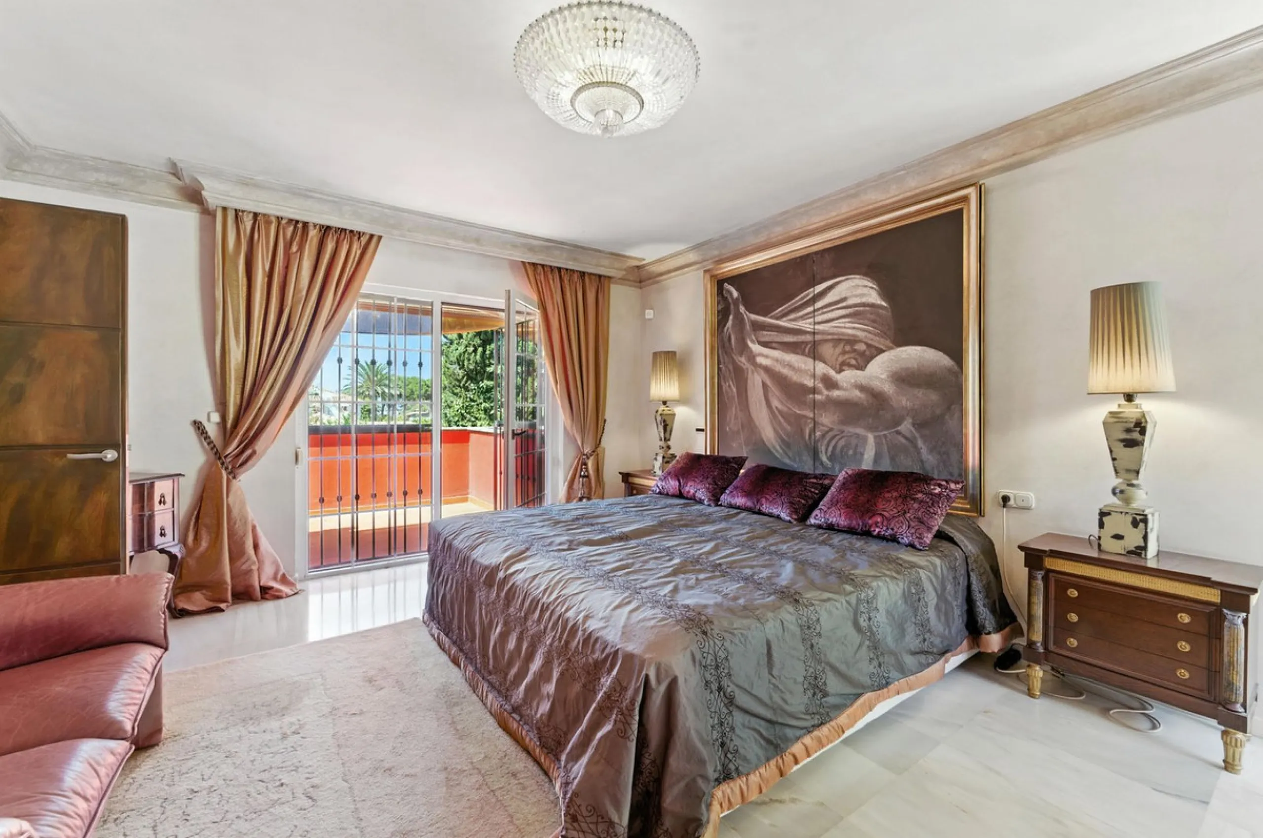 Discover the timeless charm of Andalusian architecture combined with modern luxury in this exceptional villa, ideally situated in the heart of Marbella Centro. Just a short walk from the historic Old Town and the beach, this magnificent single-family resi